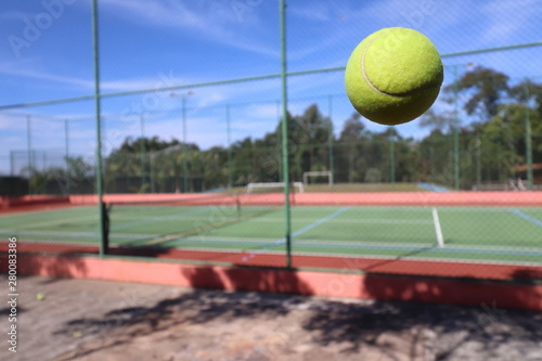 tennis ball on a court © Gabriel
