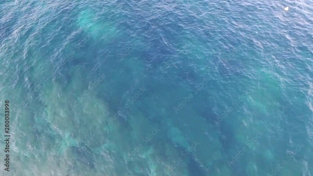 Dron grabando el mar de la costa de Girona