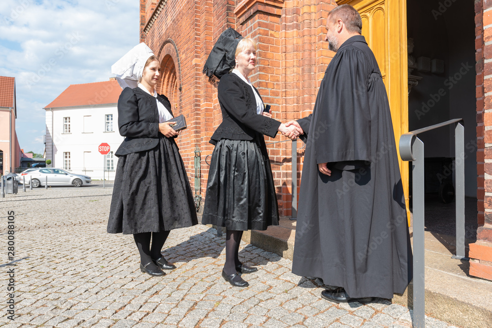 Wendischer Kirchgang mit Begrüßung durch den Pfarrer am Eingang