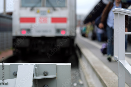 Zug hält am Bahnsteig und Reisende steigen aus - Stockfoto