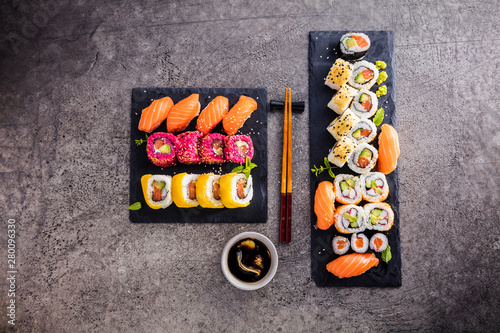 Zestaw sushi z sashimi i rolkami sushi podawany na kamiennym łupku