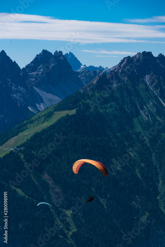 Gleitschirmfliegen im Stubaital photo