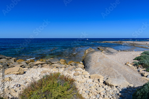 kamienista plaża w Cap de l'Horta, Hiszpania