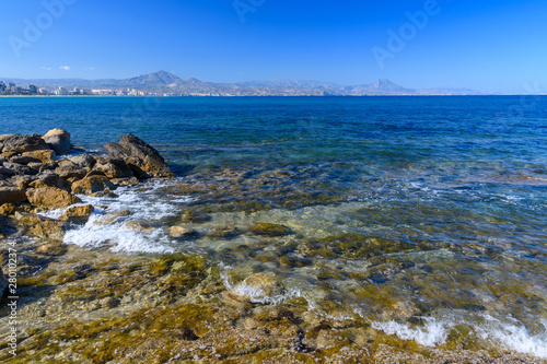 fale na skalistym wybrze  u w Cap de l Horta  Hiszpania
