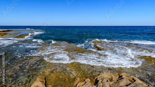 fale na skalistym wybrzeżu w Cap de l'Horta, Hiszpania