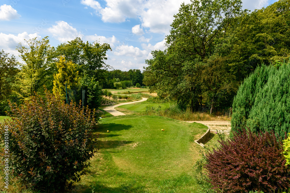 Tee na polu golfowym