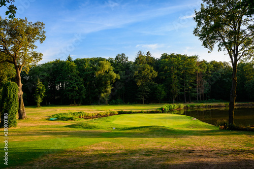 Obraz na płótnie Pole golfowe przy zachodzącym świetle w salonie