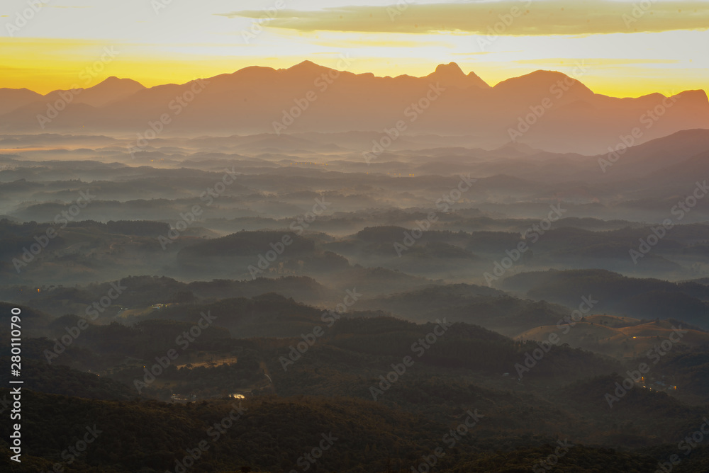 Vista do nascer do sol na montanha