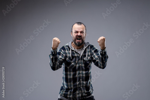 Bilde på lerret Angry man yelling and shaking his fists