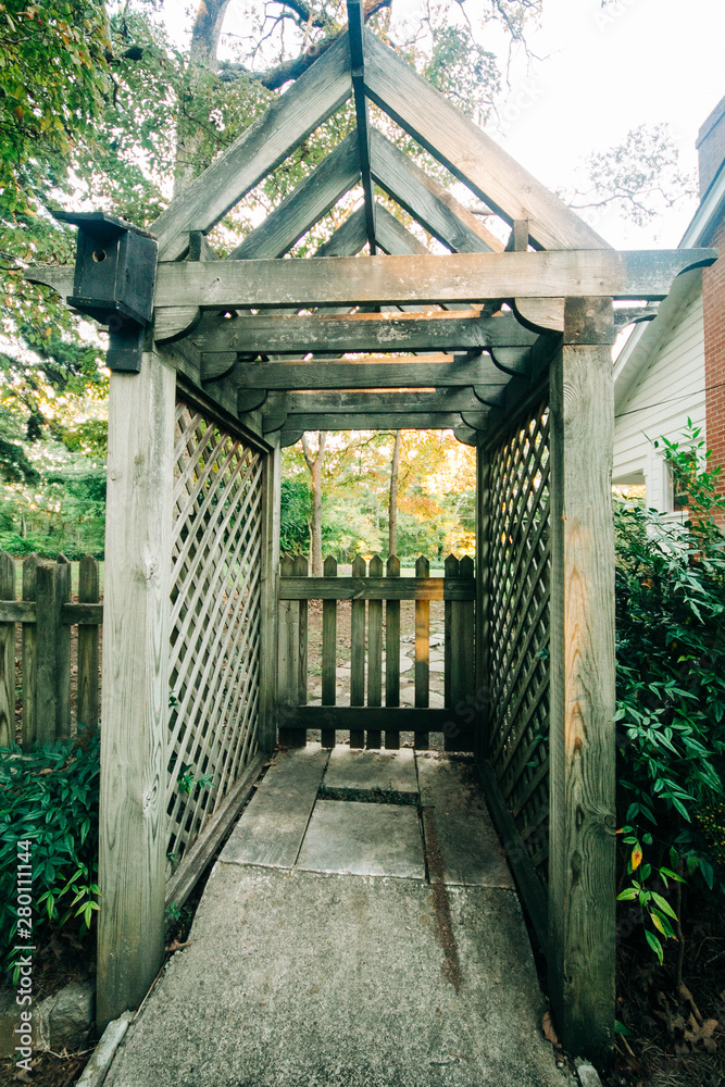 Obraz premium A wooden Garden structure entrance to a park or yard or home