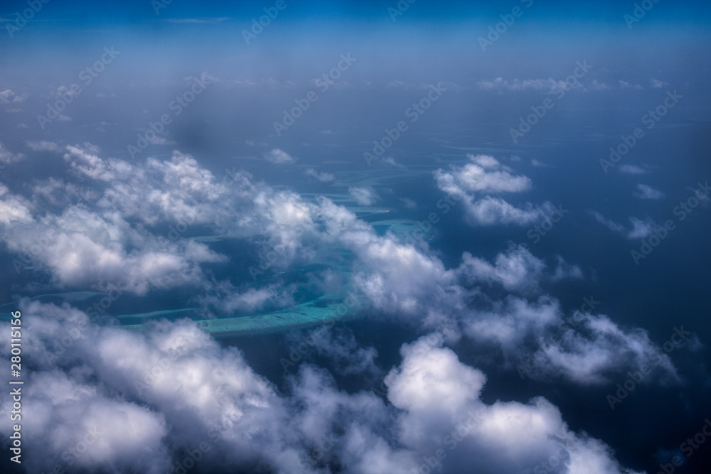Fototapeta premium Dieses einzigartige Bild zeigt die Malediven, die von einem Flugzeug von oben fotografiert werden. Sie können die Atolle im Meer gut sehen.