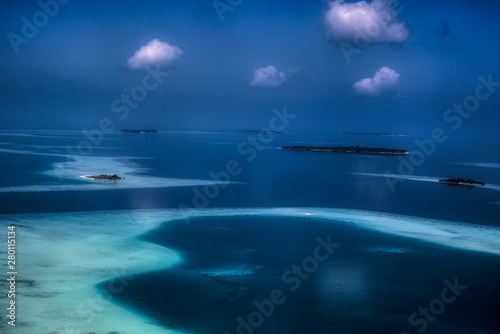 Dieses einzigartige Bild zeigt die Malediven, die von einem Flugzeug von oben fotografiert werden. Sie können die Atolle im Meer gut sehen. © Jonny Belvedere