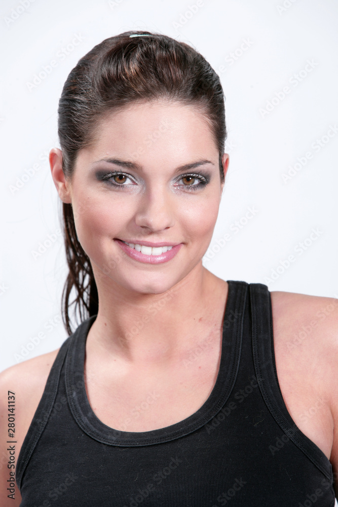 Jeune femme brune souriante avec des tatouages éphémères Jeune femme brune souriante avec des tatouages éphémères