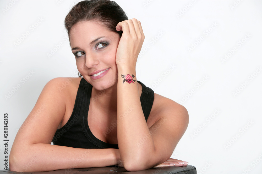 Jeune femme brune avec un tatouage ephemere Jeune femme brune avec un tatouage ephemere