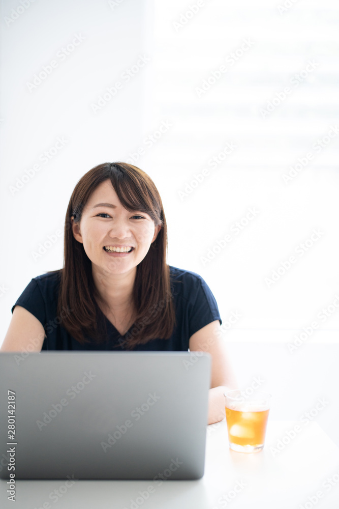 パソコンを使う若い女性 パソコンを使う若い女性