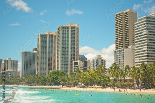 View to the beach and skyscrapers in Waikiki Beach © Anett