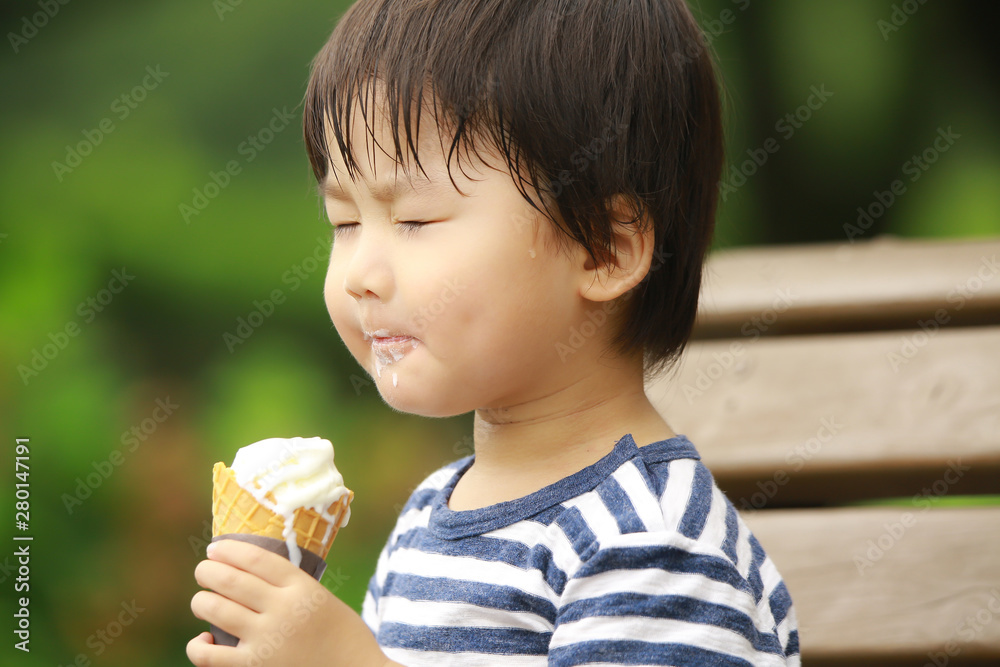 ソフトクリームを食べる男の子 ソフトクリームを食べる男の子