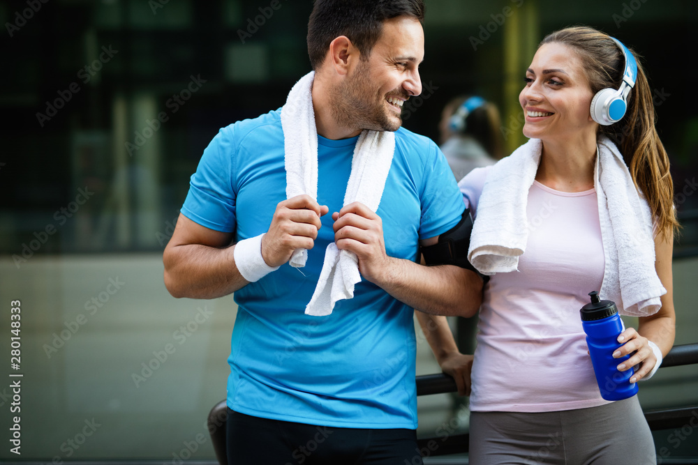Fitness sporty couple relaxing after running training outside - obrazy, fototapety, plakaty 
