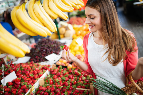 Cuadro en lienzo Picture of woman at marketplace buying vegetables