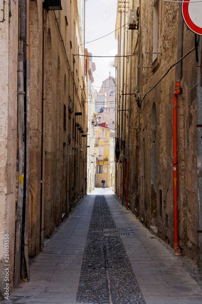 Φωτογραφία Pedestrian between two row of houses in Sassari, (Sardinia, Sardegna), Italy
