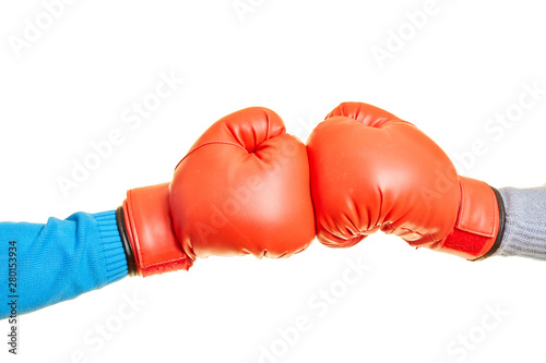 Zwei Hände boxen in Boxhandschuhen