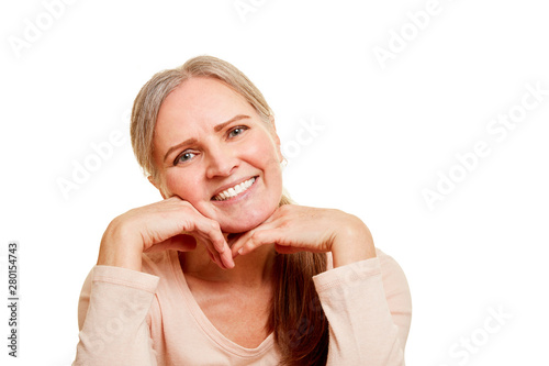 Ältere Frau lächelt zufrieden