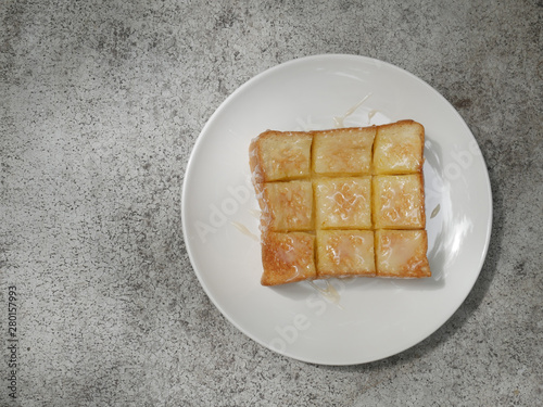 Toasted bread and sugar.