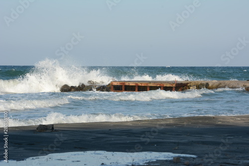 Fototapeta Naklejka Na Ścianę i Meble -  waves breaking on beach