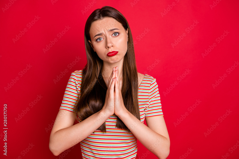 Photo of pretty lady holding hands together bad mood wear casual outfit isolated burgundy background Photo of pretty lady holding hands together bad mood wear casual outfit isolated burgundy background