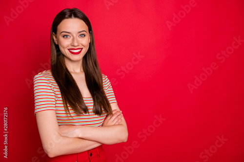 Photo of pretty lady holding arms crossed reliable person wear casual outfit isolated burgundy background