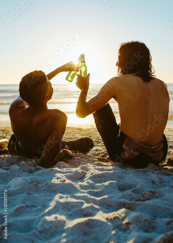Canvas Print Friends partying in the beach with beers