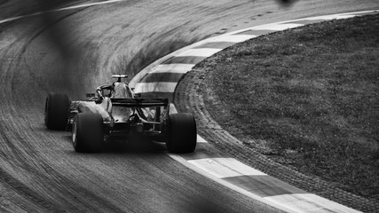 Ingelijste posters Formule 1 Formule 1 wagen in scherpe bocht  © David Peperkamp