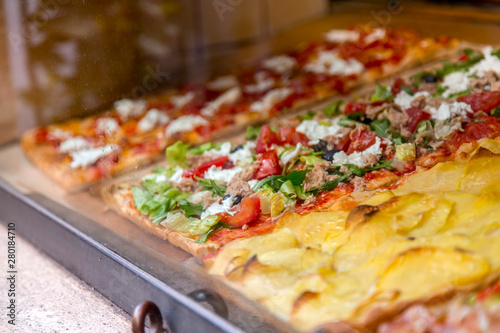 Fotografía Italian pizza in a restaurant display window in Rome