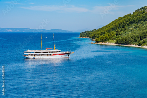 Inselhüpfen mit dem Segelboot vor der Bucht bei Igrane in Kroatien