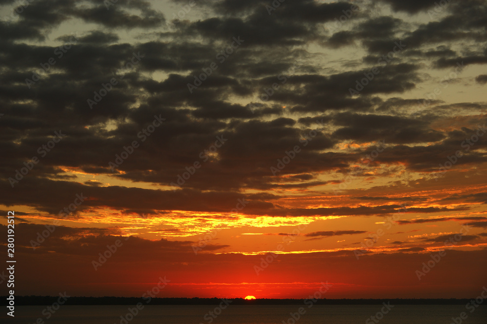 Fototapeta premium dawn on the lake. dramatic dawning sky on the Great Lakes