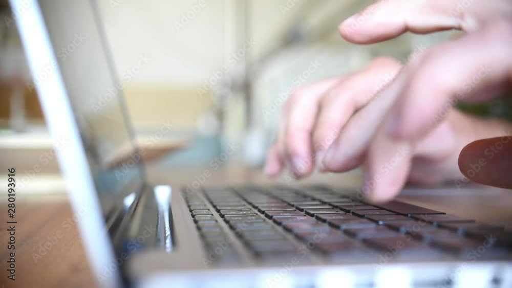 Mann arbeitet am Lap Top und schreibt