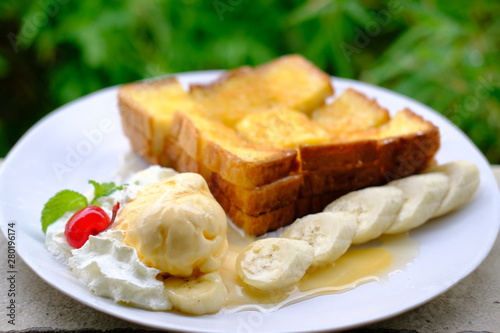 close up honey toast with vanilla ice cream