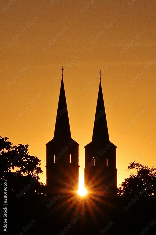 Fototapeta premium Würzburg, Sonnenuntergang hinter der Schottenkirche