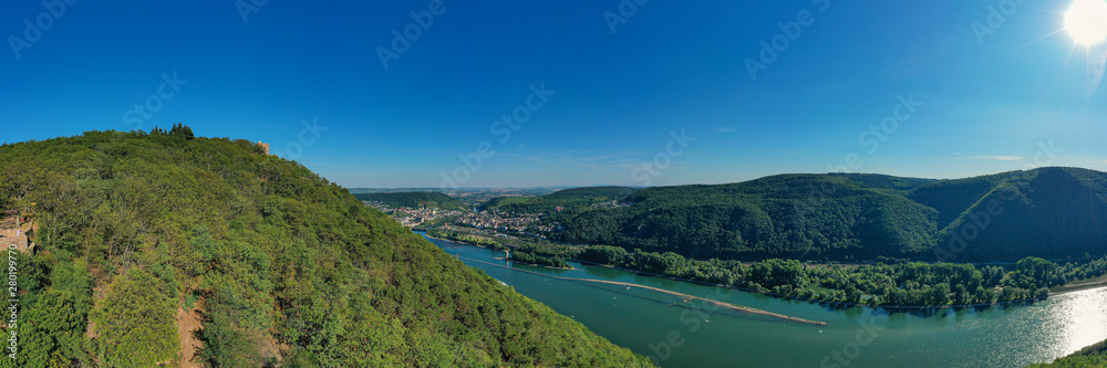 Panoramaaufnahme von oben vom Rhein bei Rüdesheim