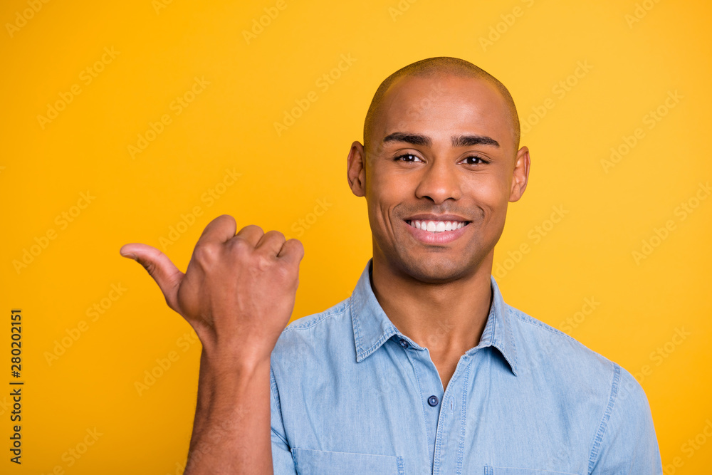 Close-up photo portrait shot headshot of handsome attractive nice glad optimistic millennial gesturing to copy empty blank space near shoulder isolated bright background Close-up photo portrait shot headshot of handsome attractive nice glad optimistic millennial gesturing to copy empty blank space near shoulder isolated bright background