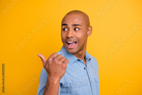 Tableau sur toile Close up photo shot picture portrait of satisfied surprised excited guy making c