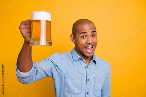 Fotografie Photo of dark skin cool amazing guy hold hands beer glass let's celebrate face w
