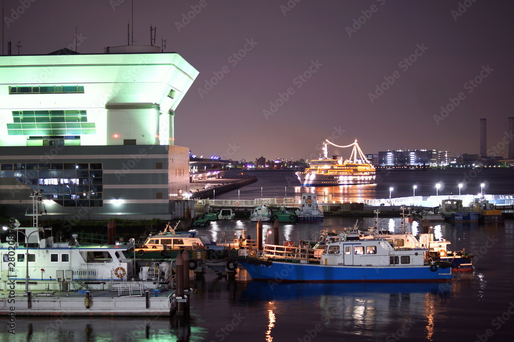 Fototapeta premium 大桟橋からのみなとみらの夜景