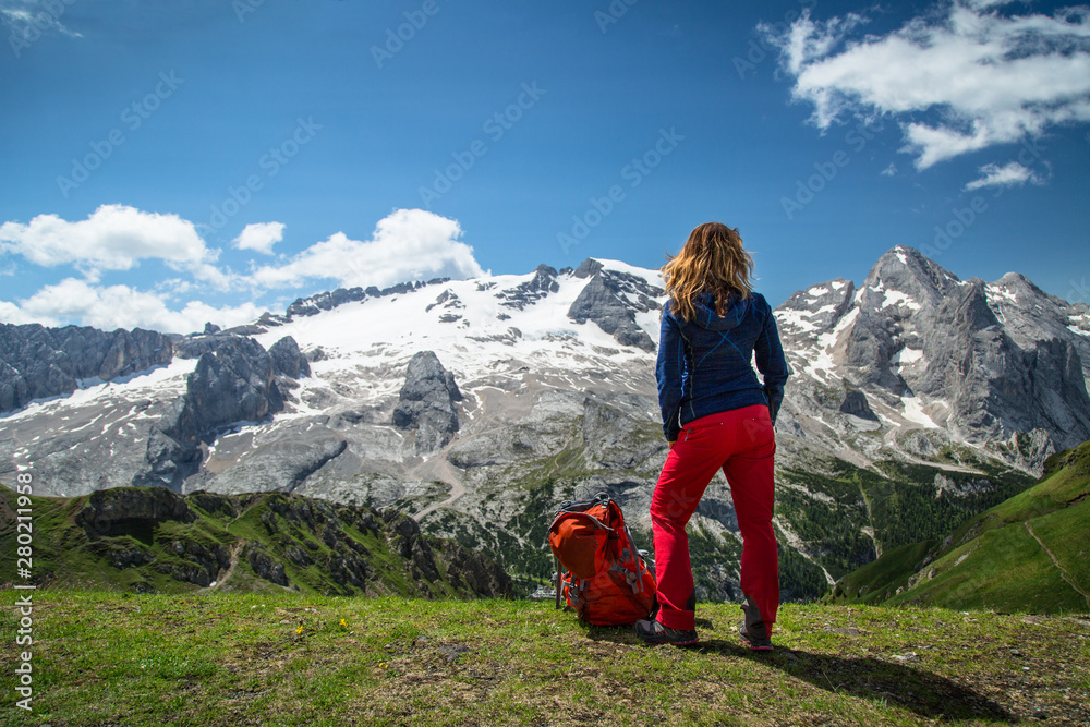 Naklejka premium Hiking woman in the Alps, Dolomites, Italy.