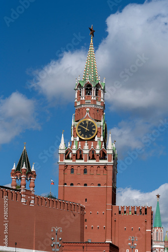 Спасская башня Московского кремля с курантами.