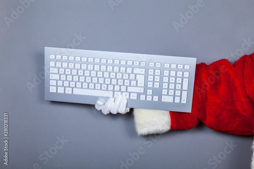 Weihnachtsmann hält Tastatur in Hand photo