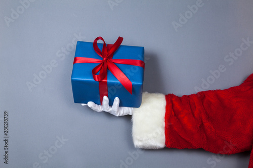 Weihnachtsmann hält Geschenk in Hand © sp4764