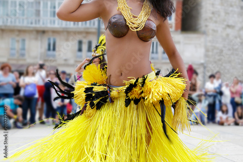Obraz na plátně Woman dancing and wearing the traditional folk costume from Tahiti, French Polyn
