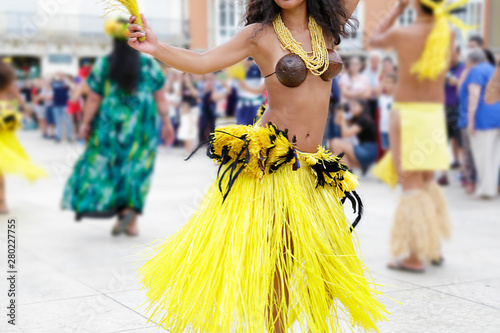 Foto Dancers dancing and wearing the traditional folk costume from Tahiti, French Polynesia