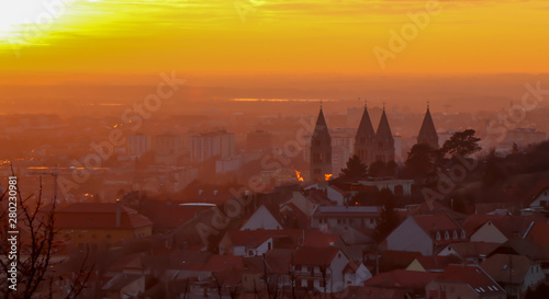 Stadtbild von Pecs in Ungarn während des Sonnenunterganges